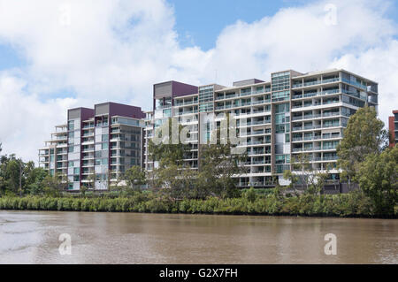 Edificio di appartamenti sulle rive del Fiume Brisbane, King Arthur terrazza, Tennyson, Brisbane, Queensland, Australia Foto Stock