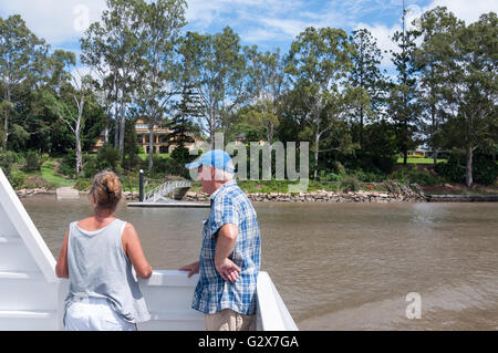 Coppia in crociera sul Fiume Brisbane al Santuario dei Koala di Lone Pine, Fig Tree Pocket, Brisbane, Queensland, Australia Foto Stock