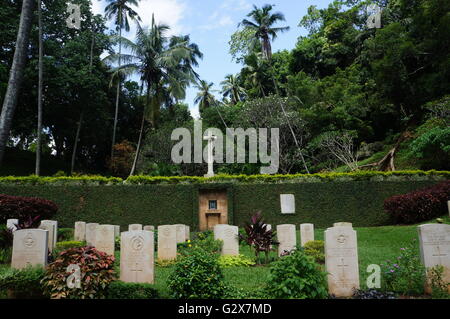 Lapidi di britannici e Sud Est Asiatico soldati caduti durante la Seconda Guerra Mondiale contro l'esercito giapponese a Kandy Cimitero di guerra nello Sri Lanka. Foto Stock