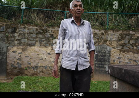 Il custode a Kandy Garrison cimitero, Kandy, uno storico che ha guidato il Principe Carlo durante la sua visita nello Sri Lanka nel 2013. Foto Stock
