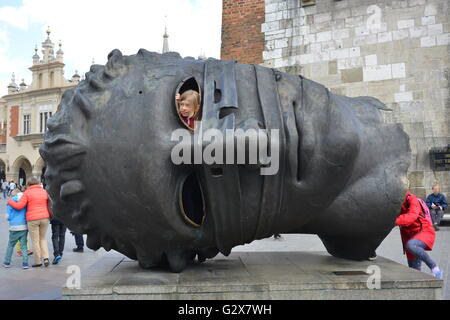 Igor Mitoraj la scultura "Eros Bendato' (Eros Bound) su Cracovia il famoso Rynek market place, piazza principale. Foto Stock