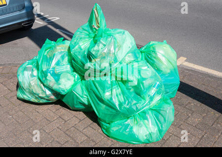 Riciclaggio di plastica Sacchi sul marciapiede, Church Road, Ashford, Surrey, England, Regno Unito Foto Stock