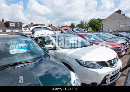 La vendita di auto usate cantiere in Staines Road West, Sunbury-on-Thames, Surrey, England, Regno Unito Foto Stock