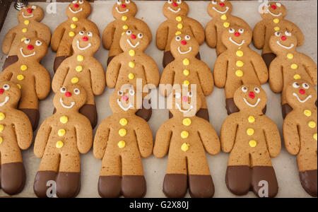 Gingerbread uomini nel panificio, High Street, Hampton Hill, Borough di Richmond upon Thames, Greater London, England, Regno Unito Foto Stock