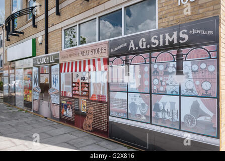 Negozio di fronte il murale sulla parete, High Street, Hampton Hill, Borough di Richmond upon Thames, Greater London, England, Regno Unito Foto Stock