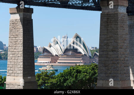 Vista del Ponte del Porto di Sydney e Opera House da Bradfield Park, Milsons Point, Sydney, Nuovo Galles del Sud, Australia Foto Stock