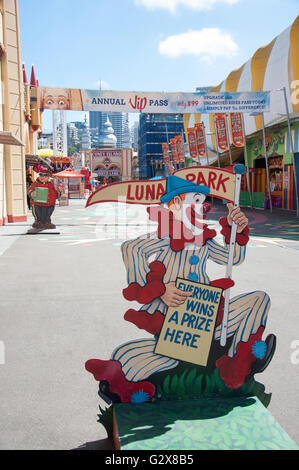 Clown firmare al Luna Park di Sydney Milsons Point, Sydney, Nuovo Galles del Sud, Australia Foto Stock