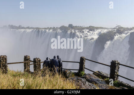 Gruppo turistico guardando più alte colline del patrimonio del turismo luogo di meraviglia in Victoria cascate di Livingstone - Zambia Africa Foto Stock