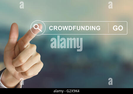 Business mano crowdfunding facendo clic sul pulsante della barra degli strumenti di ricerca con stile vintage effetto Foto Stock