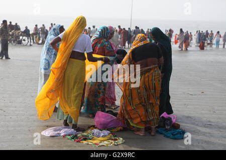 Donne anziane in spiaggia a prendere santo tuffo dove fiume ganga incontra il fiume,durante la ganga sagar festival Foto Stock
