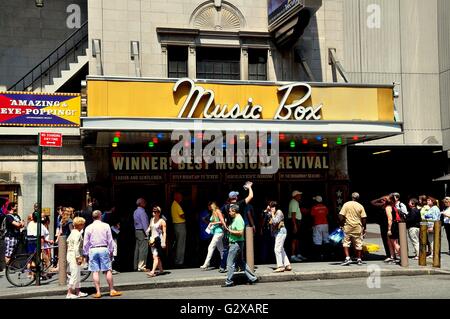 La città di New York: le persone in attesa di acquistare i biglietti per la smash hit musical "Pippin' al Music Box Theatre Foto Stock