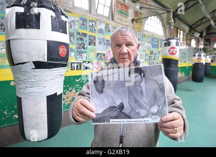 Tony Burns, allenatore del Repton boxing Club di Bethnal Green East London, ha una fotografia scattata negli anni '70 di se stesso e dell'ex campione di boxe pesi massimi del mondo Muhammad Ali, morto all'età di 74 anni. Foto Stock