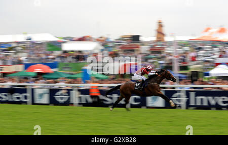 Gawdawpalin cavalcato da jockey Kieran O'Neill vince la Investec Private Banking picchetti durante il Derby giorno del 2016 Investec Epsom Derby Festival presso la Epsom Racecourse, Epsom. Foto Stock