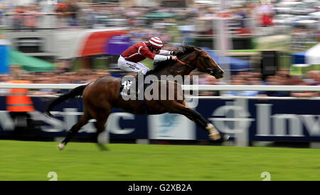 Gawdawpalin guidato dal jockey Kieran o'Neill vince la Investec Private Banking Stakes durante il Derby Day del 2016 Investec Epsom Derby Festival presso l'ippodromo di Epsom, Epsom. PREMERE ASSOCIAZIONE foto. Data immagine: Sabato 4 giugno 2016. Guarda la storia di PA DI EPSOM. Il credito fotografico dovrebbe essere: David Davies/PA Wire. Foto Stock