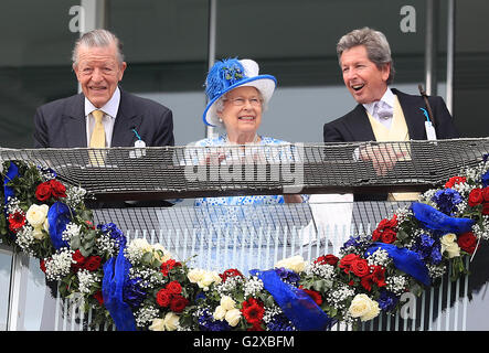 La regina Elisabetta II durante il Derby giorno del 2016 Investec Epsom Derby Festival presso la Epsom Racecourse, Epsom. Foto Stock