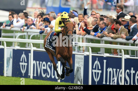 Rinviata cavalcato da Andrea Atzeni vince il Queen Elizabeth II Coronation Cup durante il Derby giorno del 2016 Investec Epsom Derby Festival presso la Epsom Racecourse, Epsom. Foto Stock