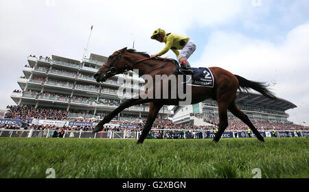 Rinviata cavalcato da fantino Andrea Atzeni viene a casa per vincere la Queen Elizabeth II Coronation Cup durante il Derby giorno del 2016 Investec Epsom Derby Festival presso la Epsom Racecourse, Epsom. Stampa foto di associazione. Picture Data: Sabato 4 Giugno 2016. Vedere la storia di PA RACING Incoronazione. Foto di credito dovrebbe leggere: David Davies/filo PA. Restrizioni: solo uso editoriale. Qualsiasi destinazione d uso commerciale è soggetta alla preventiva ippodromo di Epsom Downs approvazione. Nessuna delle vendite private. Chiamate il numero +44 (0)1158 447447 per ulteriori informazioni Foto Stock