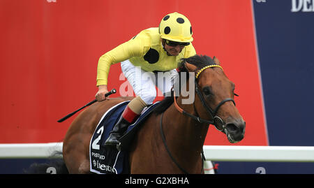 Rinviata cavalcato da Andrea Atzeni vince il Queen Elizabeth II Coronation Cup durante il Derby giorno del 2016 Investec Epsom Derby Festival presso la Epsom Racecourse, Epsom. Foto Stock