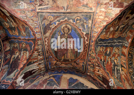 Cristo Pantocrator affresco, Basilica di Saint Julien, Brioude, Auvergne, Francia Foto Stock