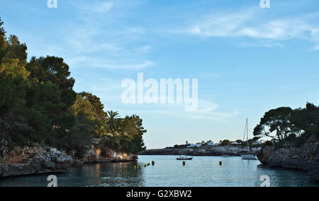 Barche nella Baia Serena, Cala Serena a Maiorca Maiorca, isole Baleari, Spagna Foto Stock