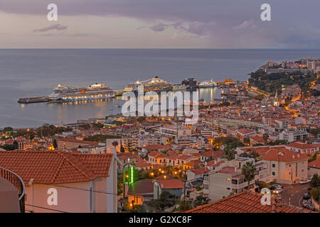 Porto con navi da crociera, Funchal, Madeira, Portogallo Foto Stock