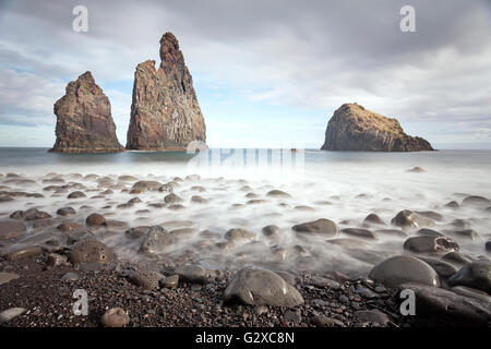 Formazioni di roccia vulcanica a scogliere vicino a Ribeira da Janela, Oceano Atlantico, Madeira, Portogallo Foto Stock