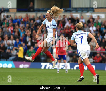 L'Inghilterra del Rachel Daly (sinistra) celebra dopo segnando il suo lati terzo obiettivo del gioco durante il 2017 femminile UEFA campionato europeo match di qualificazione presso Adams Park, Wycombe. Foto Stock