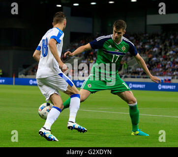 In Irlanda del Nord la Patrick McNair (destra) e Slovacchia Dusan Svento battaglia per la sfera durante l'amichevole internazionale corrisponde all'Antona Malatinskeho Stadium, Trnava, Slovacchia. Foto Stock