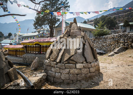 Tavolo di pietra sulla via per il campo base Everest Foto Stock