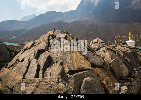 Tavolo di pietra sulla via per il campo base Everest Foto Stock