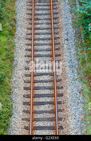 Binario ferroviario con traverse in legno visto da sopra Foto Stock