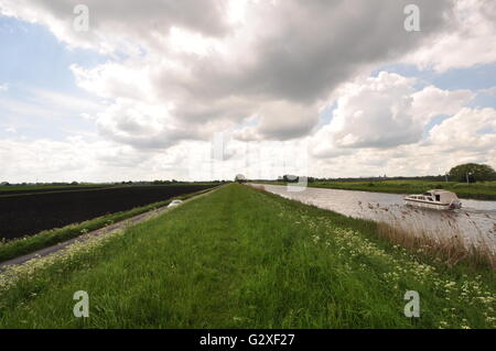 Accanto al Fiume Great Ouse guardando verso sud dalla griglia OS 573842 verso la regina Adelaide, Cambridgeshrie Fens Foto Stock