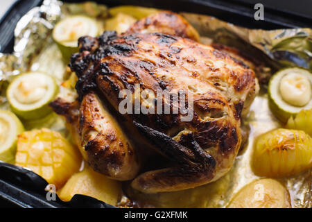 Pollo fritto sulla placca da forno con verdure Foto Stock