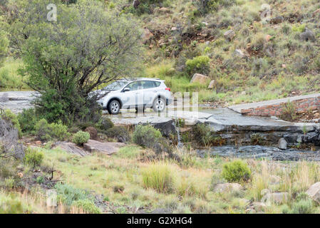 MOUNTAIN ZEBRA NATIONAL PARK, SUD AFRICA - 18 febbraio 2016: una vettura che attraversa un flusso sulla Kranskop Loop Foto Stock