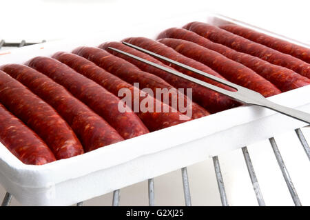 Salsiccia piccante, salsiccia piccante grill è fotografato in studio con sfondo bianco Foto Stock