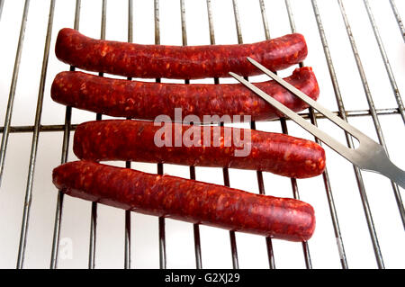 Salsiccia piccante, salsiccia piccante grill è fotografato in studio con sfondo bianco Foto Stock