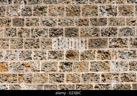 Sfondo di un vecchio tufo naturale muro di pietra Foto Stock