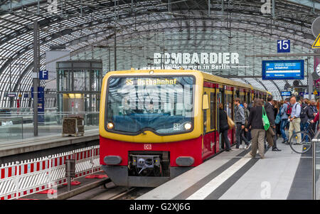 I passeggeri salpano a bordo di un treno S-Bahn S5 alla stazione Hauptbahnhof di Berlino, la principale stazione centrale di Berlino, Germania Foto Stock