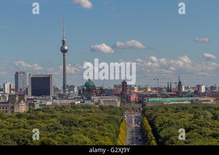 Una vista dello skyline di Berlino con la Torre della TV o la distanza di Fernsehturm, dalla cima della colonna di Siegessaule o della Vittoria, Berlino, Germania Foto Stock