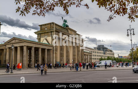 Persone che visitano la porta di Brandeburgo, un monumento neoclassico del XVIII secolo a Berlino, in Germania Foto Stock