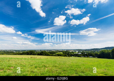 Vista panoramica dal Berensberg giù per le parti settentrionali di Aachen con un prato in primo piano, il Tivoli Stadium in c Foto Stock