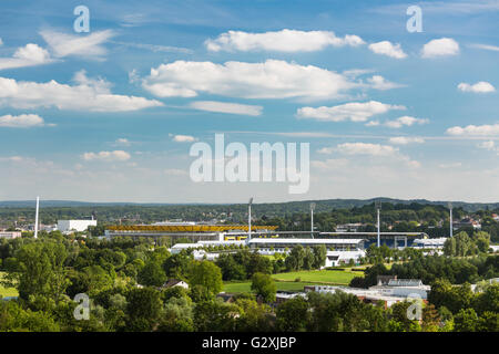 Angolo di alta vista da Berensberg giù al Tivoli Soccer Stadium e il Hauptstadion equestre di Aachen. Foto Stock