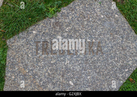 Una pietra incisa con il nome di campo di concentramento Treblinka al Sinti e Roma Memorial a Berlino, Germania Foto Stock