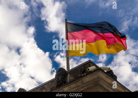 La bandiera della Repubblica federale di Germania , la bandiera tedesca è tricolore, con tre strisce orizzontali uguali di nero, rosso e oro. Foto Stock