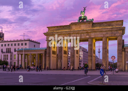 Persone che visitano la porta di Brandeburgo, un 18 ° secolo neoclassico mondo famoso monumento a Berlino al tramonto, Germania, Berlino, Germania Foto Stock