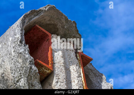 Il bordo superiore della restante parte del Muro di Berlino , che divise la Germania Est e Ovest fino alla riunificazione nel 1990, Berlino, Germania Foto Stock