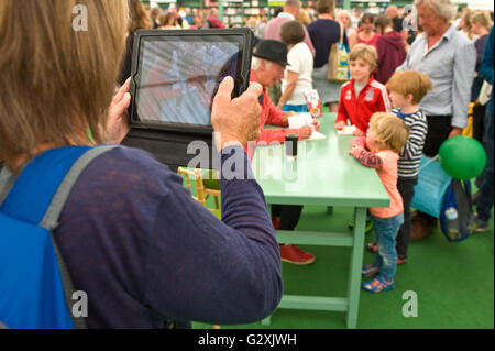 Roger McGough poeta libro firma per gli appassionati presso il bookshop a Hay Festival 2016 Foto Stock
