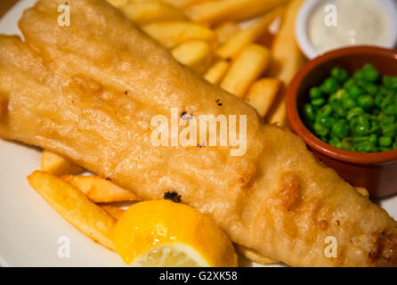 Britannico tradizionale pesce e patatine fritte Foto Stock