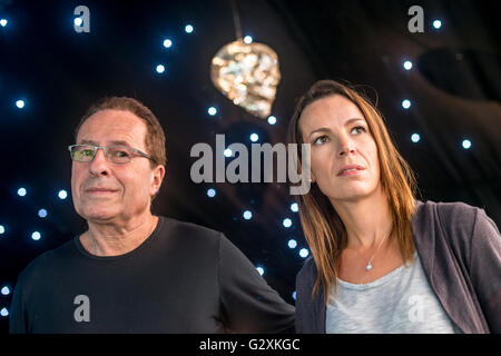 Il romanziere del crimine Peter James e sua moglie Lara a casa nel Sussex. Foto Stock