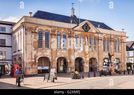 Monmouth Shire Hall, con la sua statua di Enrico V, nato a Monmouth nel 1387, e anche Charles Rolls, co-fondatore di Rolls Royce, ho Foto Stock